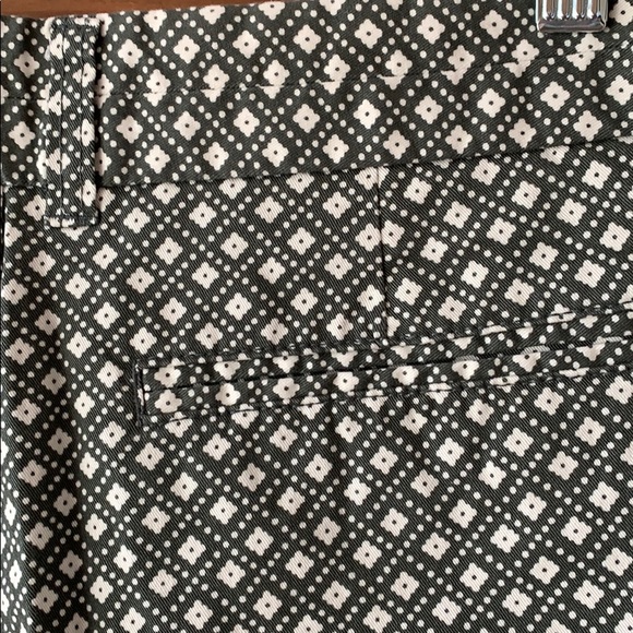 GAP Khakis Shorts in Green with Pattern - Picture 5 of 5